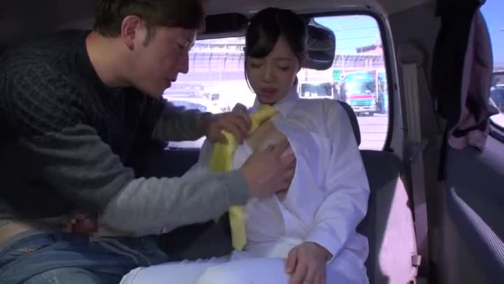 骚气少妇不安分与年轻男同事偷情 老公打来了还边啪啪边通电话~