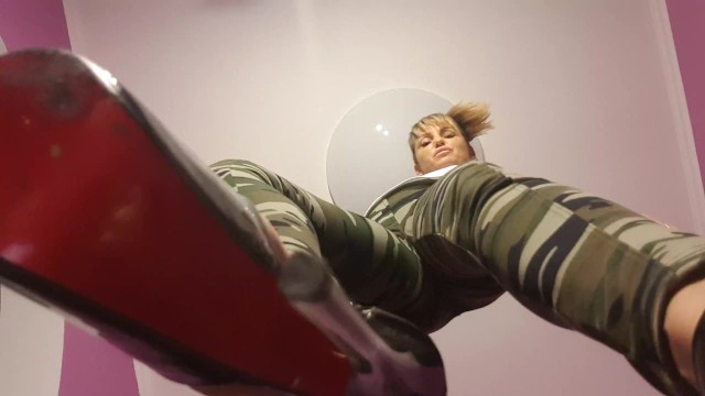 女性与奴隶、小鸡巴、斯特拉彭、面部定位一起玩耍