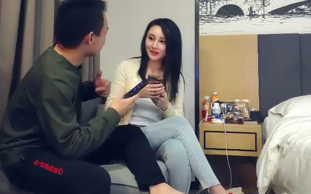 牛仔裤性感大奶妹子啪啪穿上连体丝袜后入骑坐大力抽插