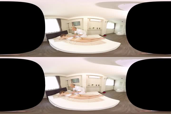 R1出张オイルマッサージの见习いになった仆、目の前で先辈が欲求不満そうな人妻の际どい所を何度も刺激し挿入を恳愿されセックスし始めた！さらに兴奋した人妻は仆にまでチ○ポを求め先辈と3P中出しセックス