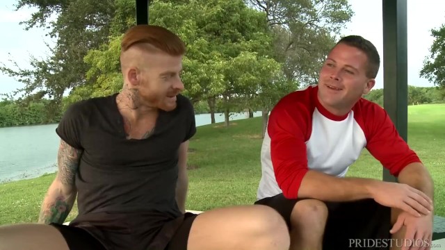 肌肉发达的爸爸操他的朋友