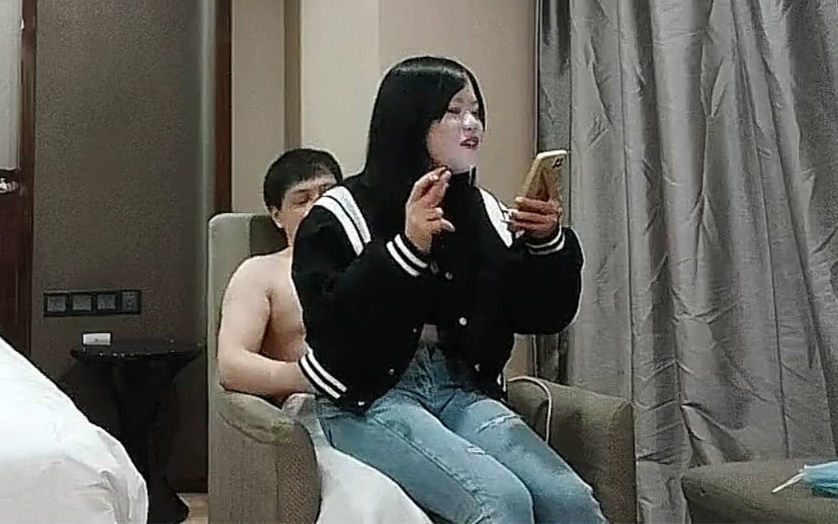 约操巨乳骚女一线天手指揉搓扣弄扛起双腿爆插大力撞击猛顶