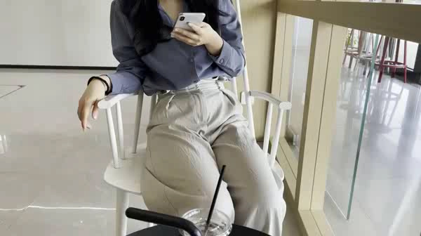 咖啡馆约会女同事平时一本正经竟然这么淫荡真欠操