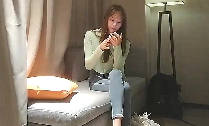 性感长腿牛仔裤妹子沙发上操骑乘抬腿大力猛操