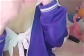 剛成年沒多久很嫩妹子穿著學生制服自慰揉穴