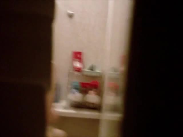 爬窗偷窥楼下的小姐姐洗澡又白又嫩的