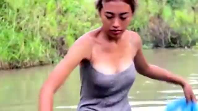 泰國姑娘捕魚