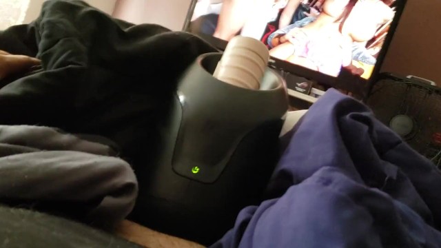 在床上边看色情片边用肉体之光发射他妈的呻吟的子弹