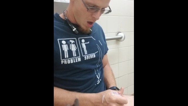 在公共浴室抢劫时必须保持安静