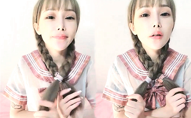 甜美娃娃脸妹子穿学生服卖萌和炮友激情啪啪宝贝你可真骚