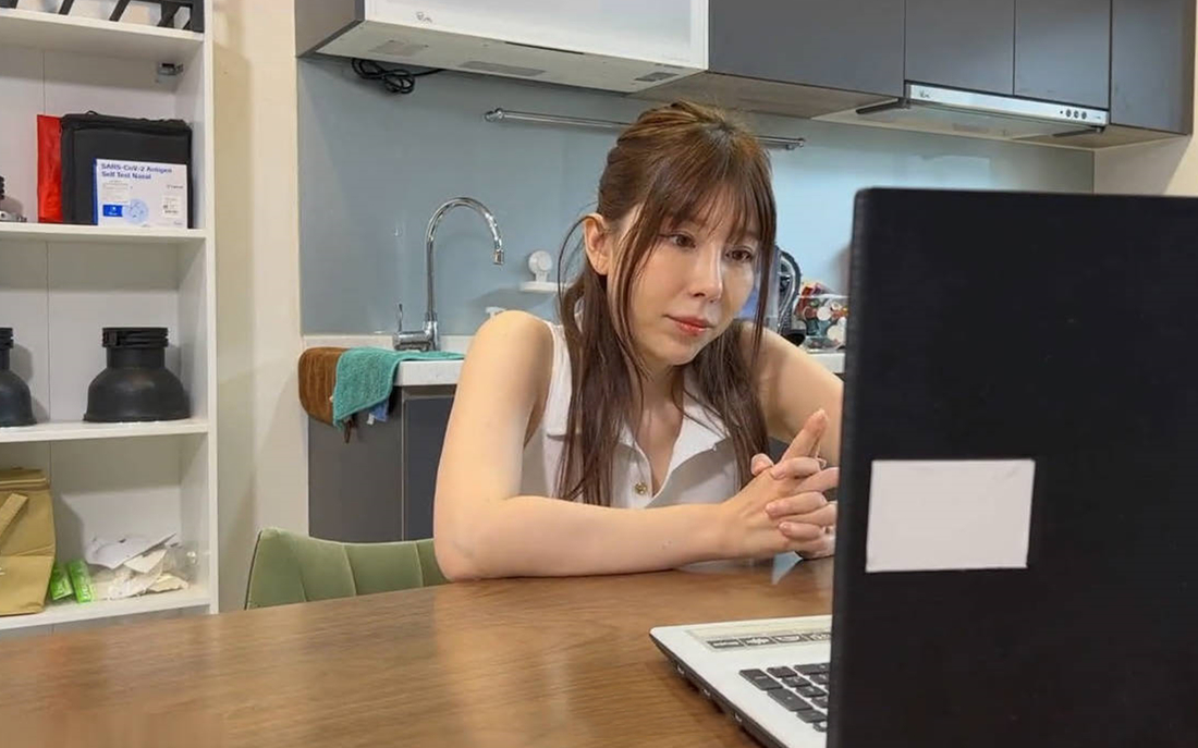 上网课都耐不住寂寞的女生偷偷的自慰还没下课就拉着男友打一发