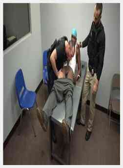 黑色的大公鸡获取硬通过看着这些同性恋玩笑军官