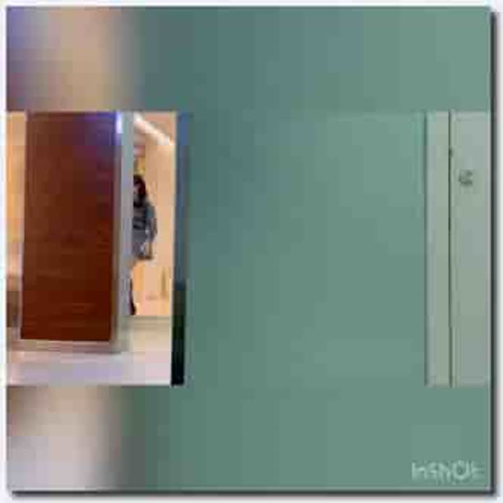 潜入商场女厕近距离偷拍牛仔裙美女的小黑鲍