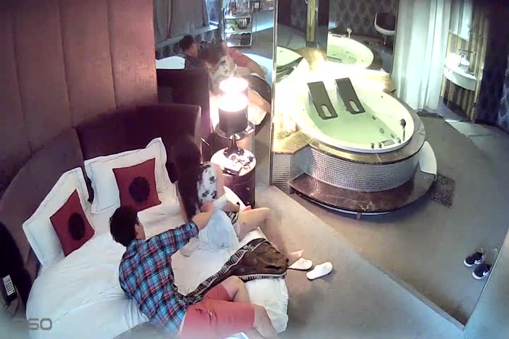 情趣酒店水滴摄像头偷拍健壮男和美女洗完鸳鸯浴激情啪啪对白清晰