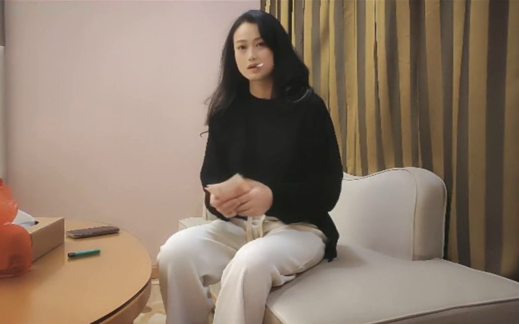 大波浪外围少妇手伸进内裤揉搓肥穴镜头前深喉