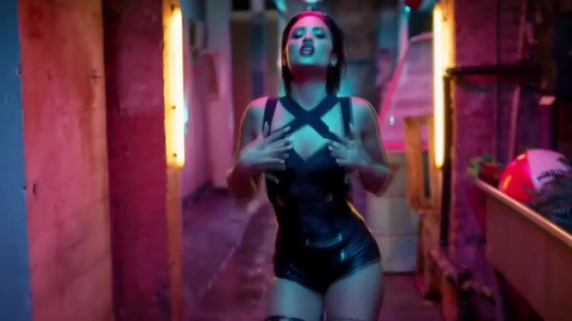 Demi Lovato为夏季Fap Tribtue带来凉爽