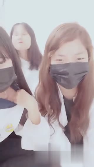 逍遥龙哥专业约炮团队最新力作-18岁新成员逼逼超粉嫩~表示欢迎兵哥直接单挑3个妹子