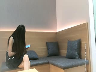 《午夜寻花》约了高颜值甜美妹子，脱光光沙发调情一番口交舔弄，上位骑坐抽插逼中出