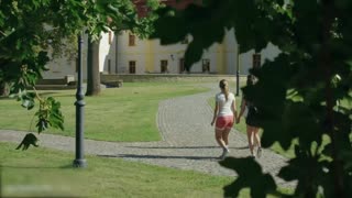 闺蜜三人郊外迷路，去酒店问路，遇见大屌帅哥，三人纷纷献身！