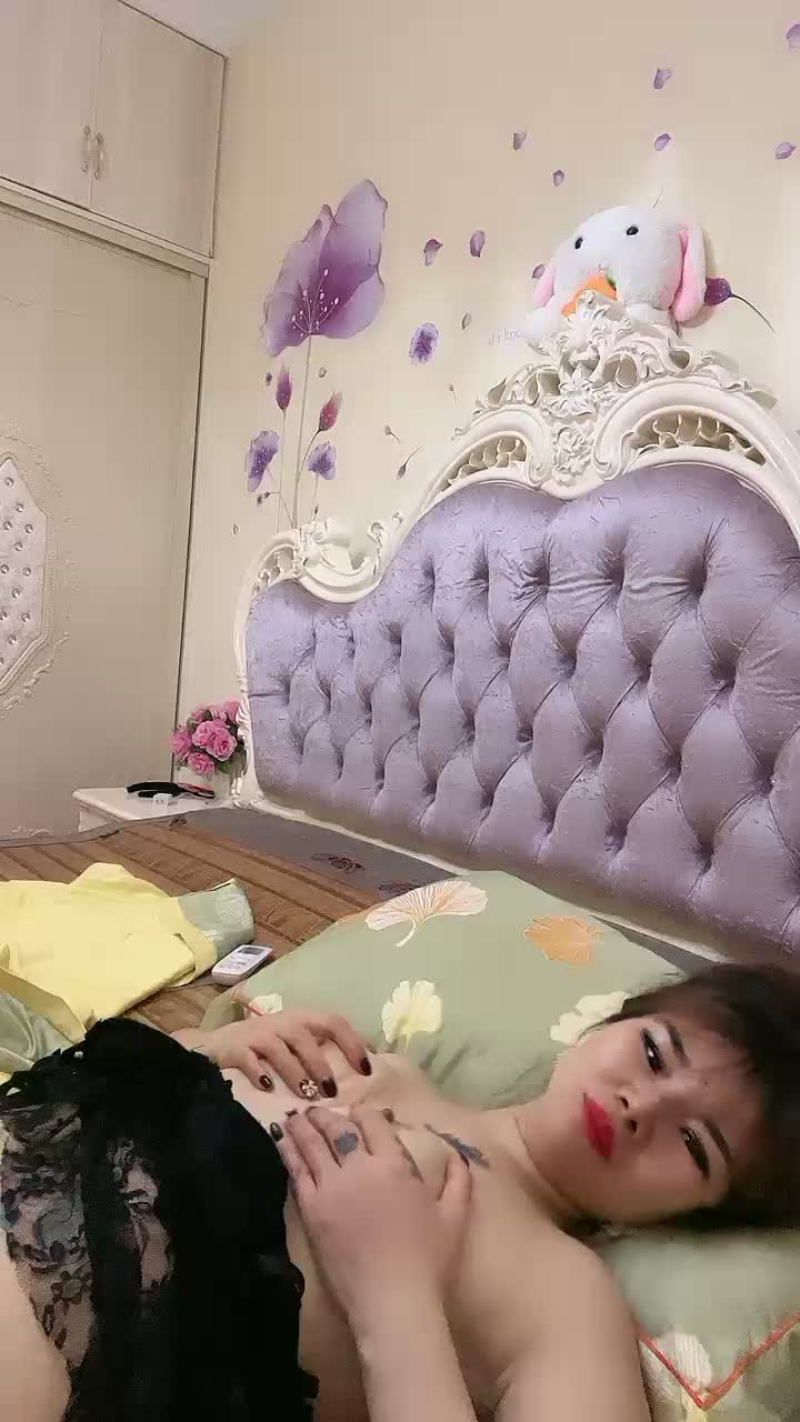 二零二三七月十三号_一碰就喷水小姐姐