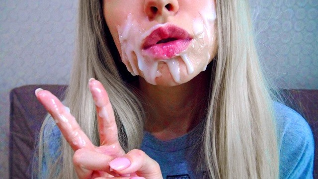 可爱的同学要求操她的嘴！我抽了两次，她的内裤在精子里