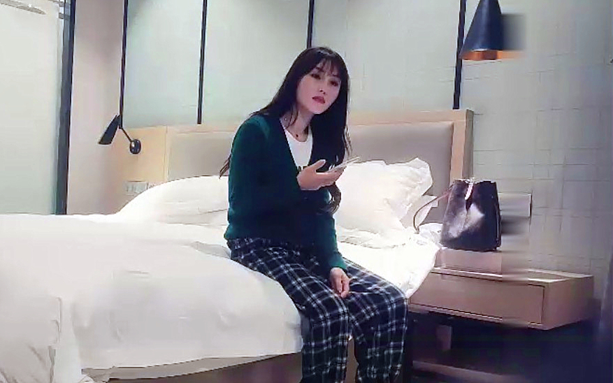 格子裤颜值不错妹子后面还有两个在等操完就走按头口后入操