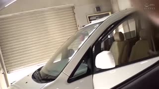 隔壁停的車子裡發現自慰中美女！而且還讓人看般誘惑著… SIM-053