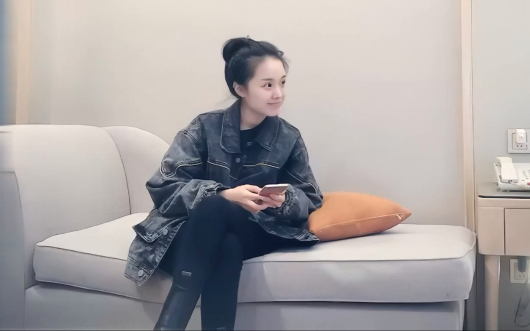 一字马纹身妹子穿上性感吊带黑丝翘屁股猛操