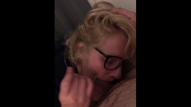 艾米第一个奶油派，看着它滴出来