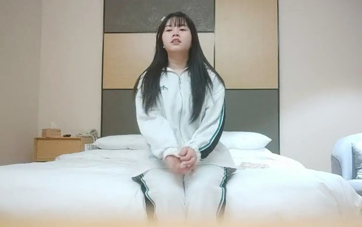 大胸妹妹刚换了最新iPhone好开心数完现金裸体相见