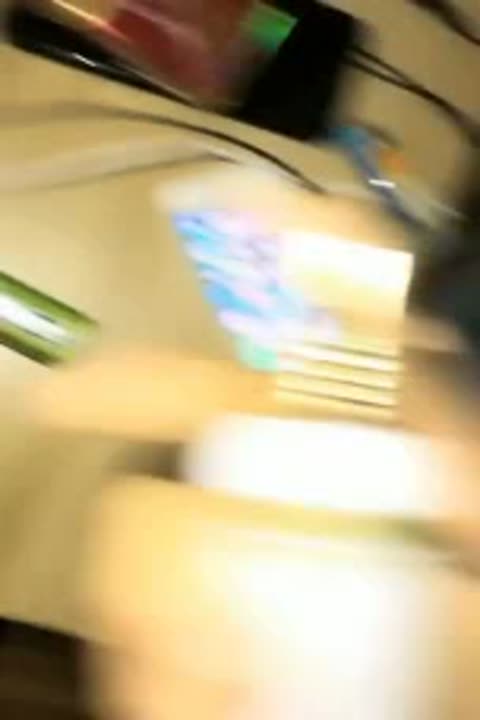 变态哥套路两个工厂妹子回家喝酒下药灌倒一块干 苗条妹子药力不够醒来拼命反抗