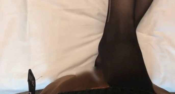 受不了黑丝美腿邻家小姐姐各种诱惑挑逗J8好硬直插入紧硕小逼穴一插进去就有水