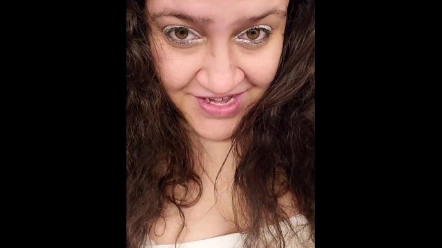 相当厚的米尔夫波多黎各诱人的诱惑与上油的胸部