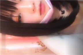 短髮新人漂亮萌妹子沙發上按摩器自慰秀