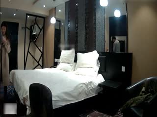 [国产精选自拍]刚进房间就被男友扑倒床上扒光