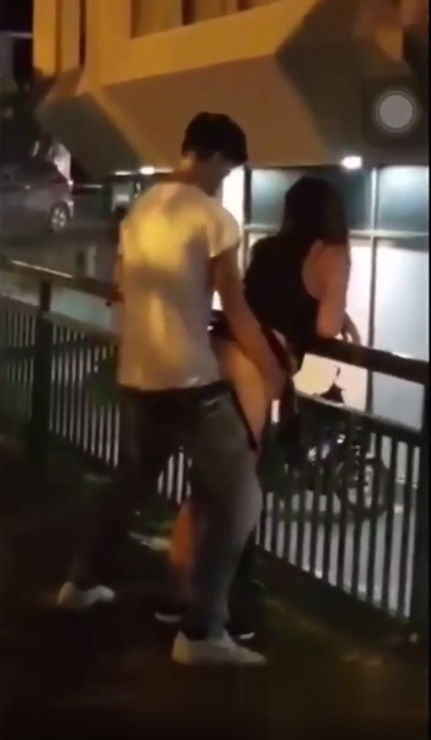 新加坡上演野外活春宫 趴在栏杆爱爱路人帮叫好