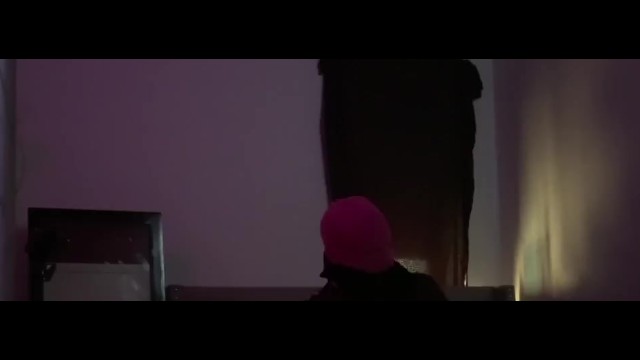 金发荡妇在拉美裔烟斗上变得邋遢