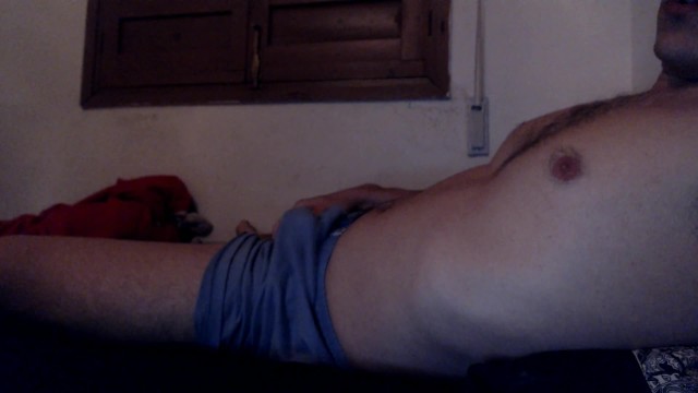 热辣的家伙一边自慰一边呻吟一边说脏话