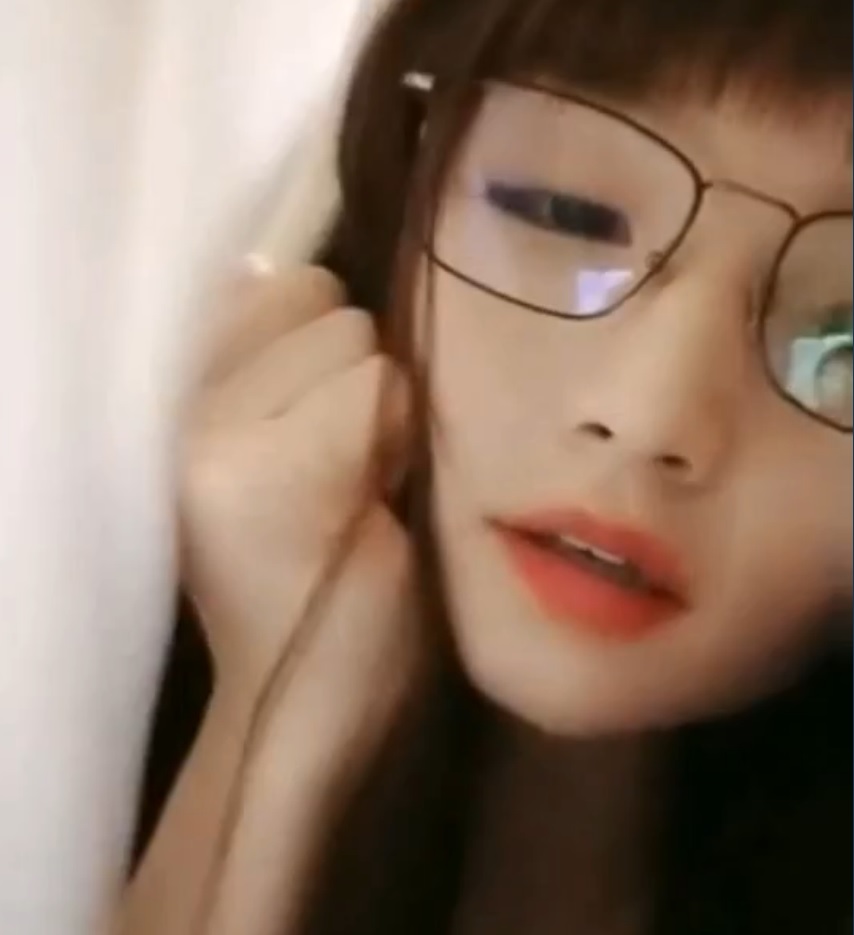 清纯大学生眼镜妹酒店约泡友啪啪