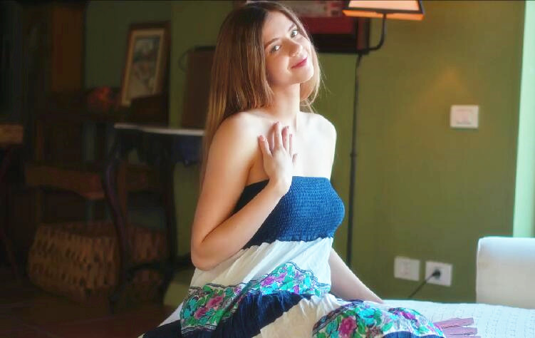 最新流出M精品高颜值抹胸连衣裙美少女销魂自慰一手揉大奶一手揉阴蒂二指禅快速猛抠高潮大叫画面唯美诱人