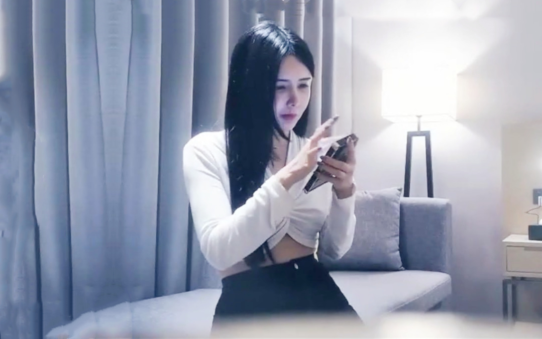 腰细臀翘的气质性感美女看见大屌就舔说我最喜欢鸡巴大的男人好爽快到了用力