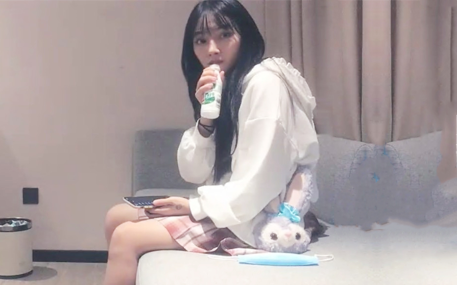 胖哥就约到位高颜值极品小美女啪啪据说刚大学毕业出来做行内很多事都不懂各种狂干