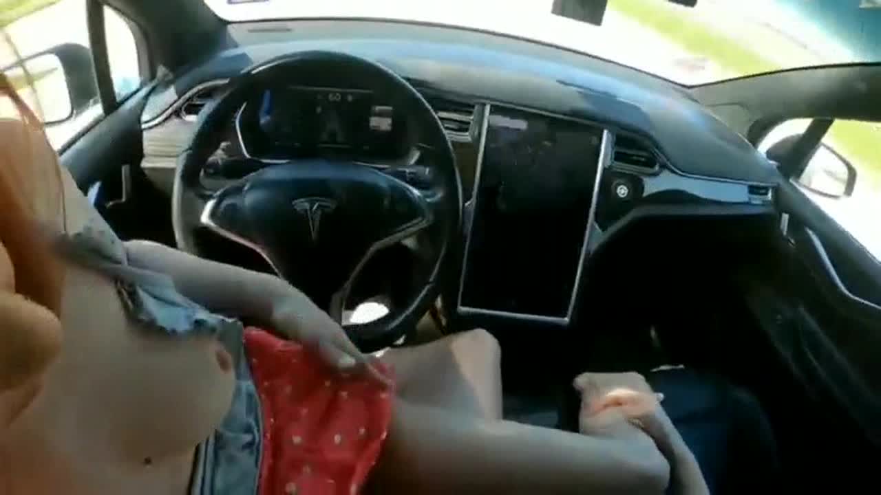 【网曝门事件】最近火爆P站『特斯拉』不雅视频流出 自动驾驶模式疯狂车震 情深时撞翻驾驶仪 高清720P无水印