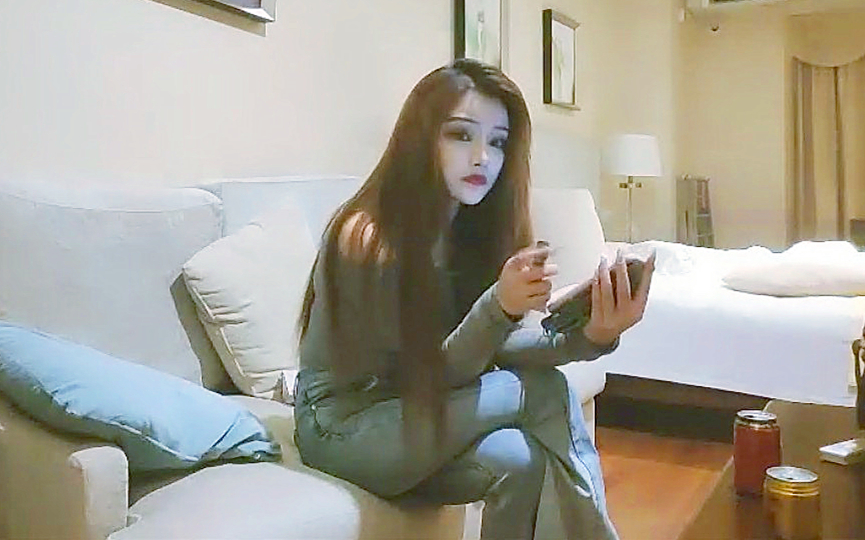 拜金平面模特凌晨来相会丰乳翘臀干遍房间各个角落娇喘高潮迭起