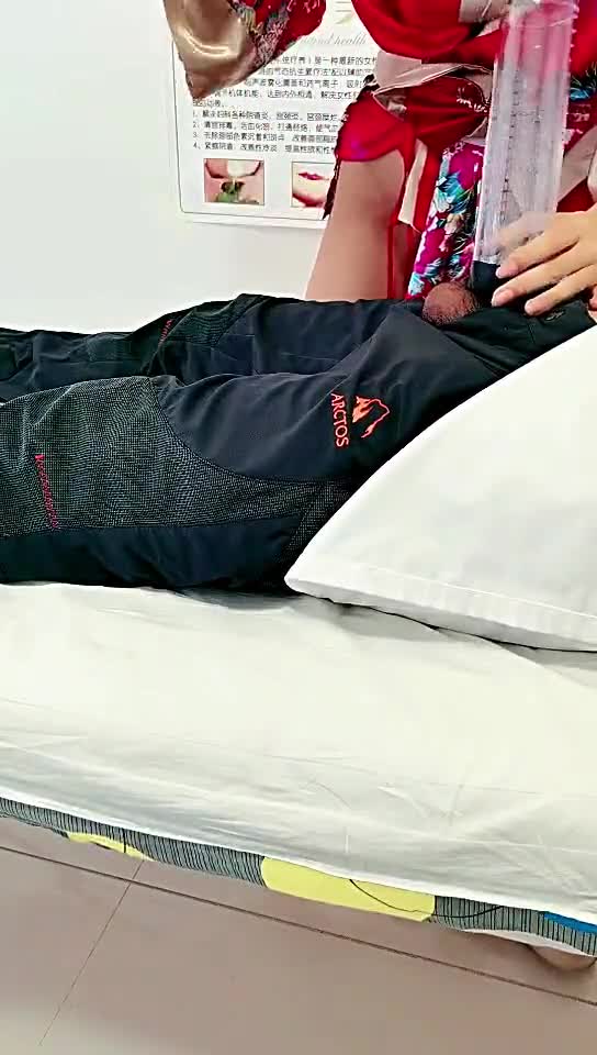 KU【生殖美疗服务】没见过的新道具也不知道干啥的请老司机鉴定，口交大鸡巴骚女上位把男的干了，精彩不要错过