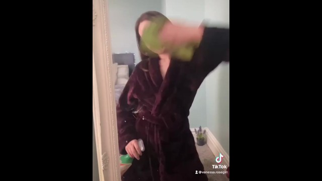 把它擦掉查勒内格！娇小的内衣！