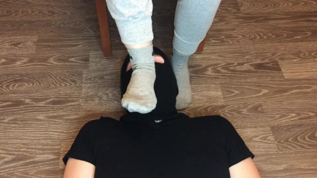 健身后穿着耐克灰色袜子和呕吐袜的性感女孩