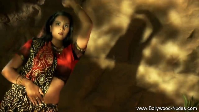 印度黑发女郎翩翩起舞