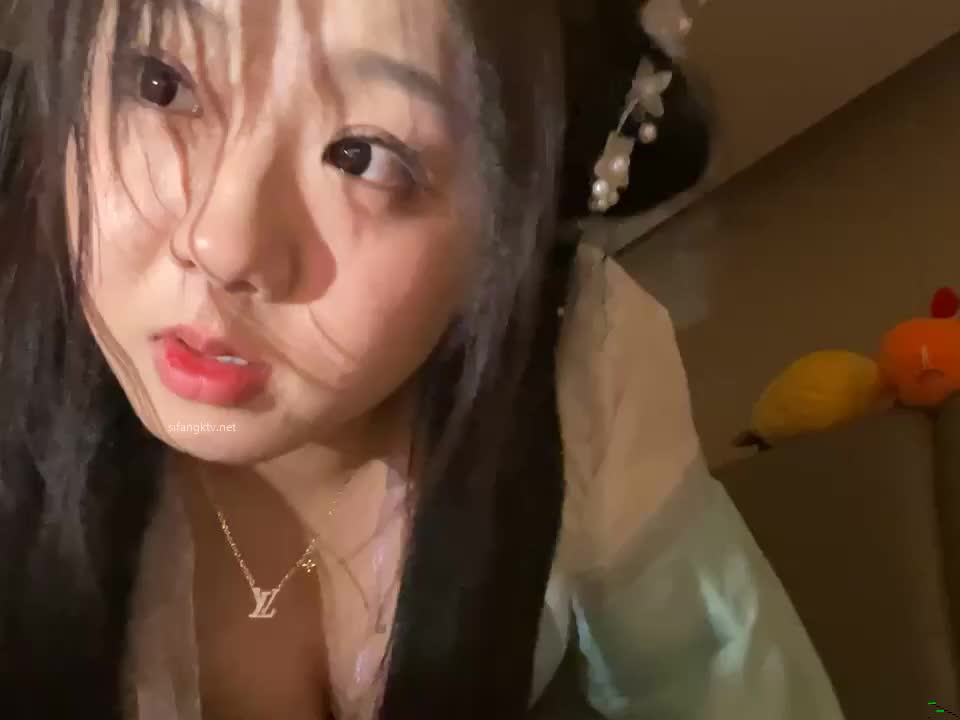 2024年3月，古风裸体，小嫩妹，【Olivia】，大奶子粉穴，水汪汪无辜的眼神盖不住的骚，推荐！2