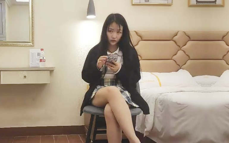 足浴按摩勾搭甜美女技师带到房间开操掰穴摸逼上位骑乘前后蠕动大力抽插猛操